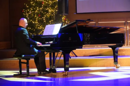 Zdjęcie przedstawia uczestników uroczystości w Filharmonii