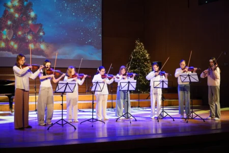 Zdjęcie przedstawia uczestników uroczystości w Filharmonii