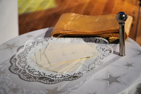 Zdjęcie przedstawia talerz z opłatkami