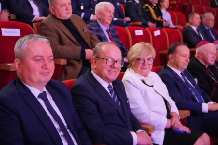 Zdjęcie przedstawia uczestników uroczystości w Filharmonii