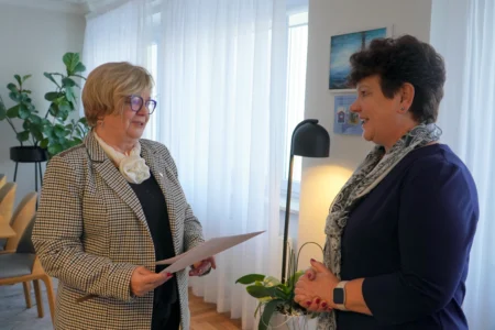 Zdjęcie przedstawia wojewodę podkarpackiego i konsultanta wojewódzkiego w ochronie zdrowia