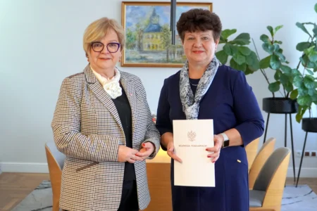 Zdjęcie przedstawia wojewodę podkarpackiego i konsultanta wojewódzkiego w ochronie zdrowia