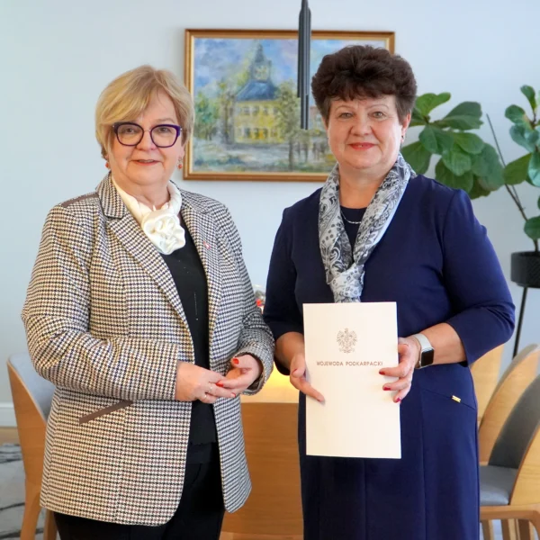 Zdjęcie przedstawia wojewodę podkarpackiego i konsultanta wojewódzkiego w ochronie zdrowia