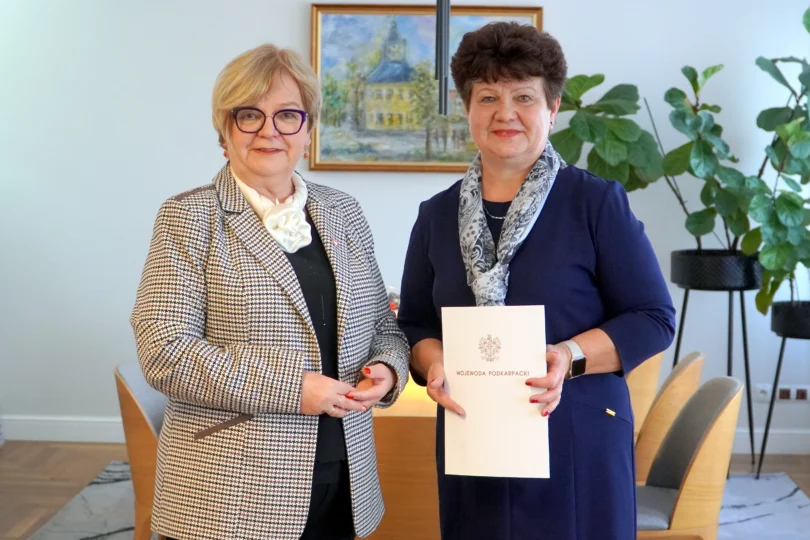 Zdjęcie przedstawia wojewodę podkarpackiego i konsultanta wojewódzkiego w ochronie zdrowia