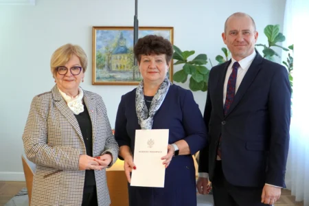 Zdjęcie przedstawia wojewodę podkarpackiego i konsultanta wojewódzkiego w ochronie zdrowia