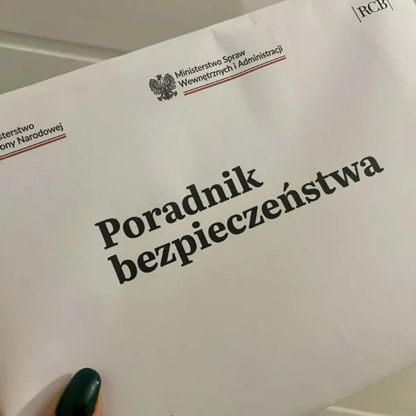 Poradnik bezpieczeństwa zapakowany w kopercie z logo MSWiA, MON i RCB