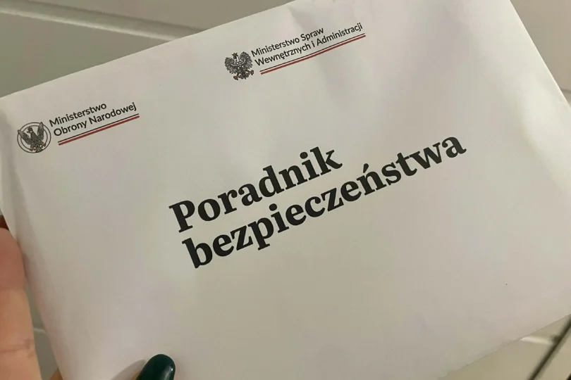 Poradnik bezpieczeństwa zapakowany w kopercie z logo MSWiA, MON i RCB