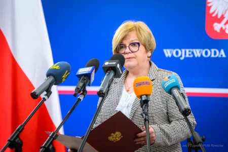 Zdjęcie przedstawia uczestników konferencji prasowej