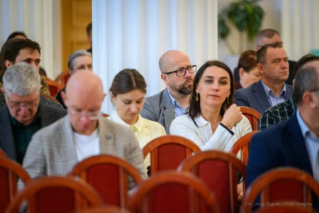 Zdjęcie przedstawia uczestników konferencji