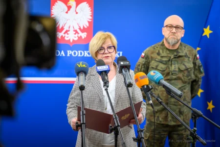 Zdjęcie przedstawia uczestników konferencji prasowej