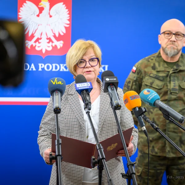 Zdjęcie przedstawia uczestników konferencji prasowej