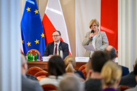 Zdjęcie przedstawia uczestników konferencji