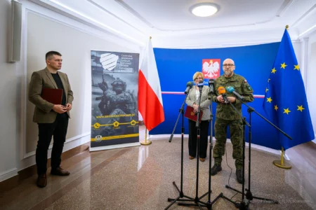 Zdjęcie przedstawia uczestników konferencji prasowej