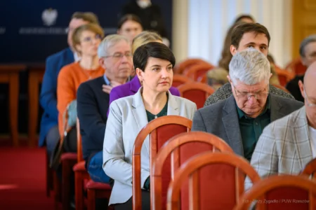 Zdjęcie przedstawia uczestników konferencji