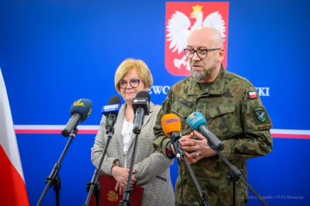 Zdjęcie przedstawia uczestników konferencji prasowej