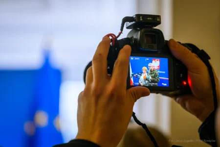 Zdjęcie przedstawia uczestników konferencji prasowej