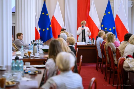 Zdjęcie przedstawia uczestników spotkania z seniorami