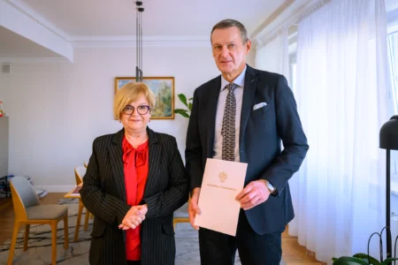 Zdjęcie przedstawia wojewodę podkarpackiego Teresę Kubas-Hul i konsultanta wojewódzkiego w dziedzinie hematologii