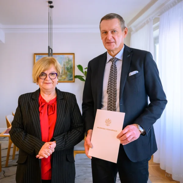 Zdjęcie przedstawia wojewodę podkarpackiego Teresę Kubas-Hul i konsultanta wojewódzkiego w dziedzinie hematologii