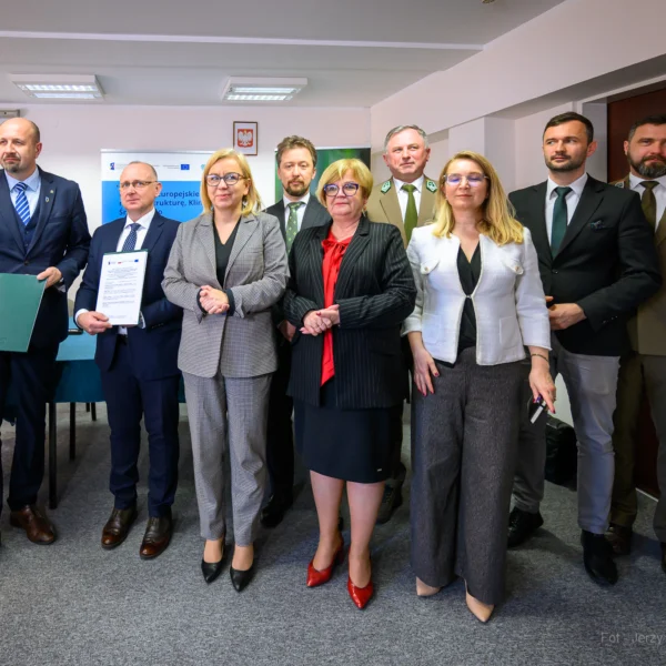 Zdjęcie przedstawia uczestników uroczystości w Regionalnej Dyrekcji Ochrony Środowiska w Rzeszowie