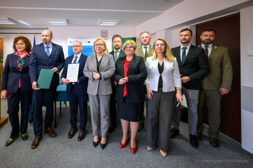 Zdjęcie przedstawia uczestników uroczystości w Regionalnej Dyrekcji Ochrony Środowiska w Rzeszowie