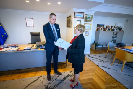 Zdjęcie przedstawia wojewodę podkarpackiego Teresę Kubas-Hul i konsultanta wojewódzkiego w dziedzinie hematologii