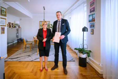 Zdjęcie przedstawia wojewodę podkarpackiego Teresę Kubas-Hul i konsultanta wojewódzkiego w dziedzinie hematologii