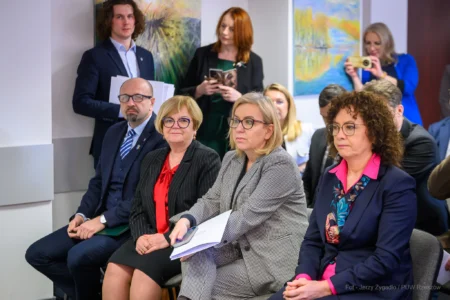 Zdjęcie przedstawia uczestników uroczystości w Regionalnej Dyrekcji Ochrony Środowiska w Rzeszowie