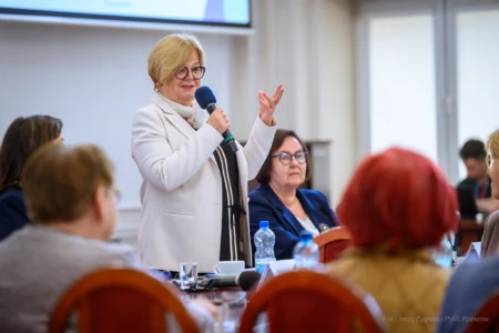 Zdjęcie przedstawia uczestników spotkania z seniorami