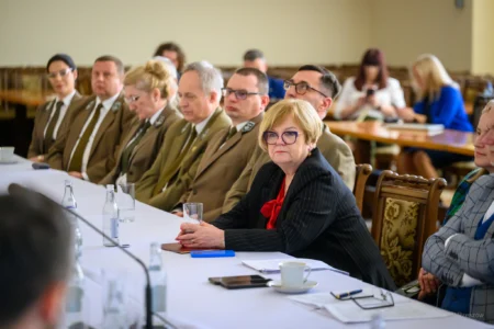 Zdjęcie przedstawia uczestników uroczystości w Regionalnej Dyrekcji Ochrony Środowiska w Rzeszowie