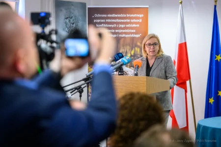 Zdjęcie przedstawia uczestników uroczystości w Regionalnej Dyrekcji Ochrony Środowiska w Rzeszowie