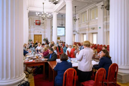 Zdjęcie przedstawia uczestników spotkania z seniorami