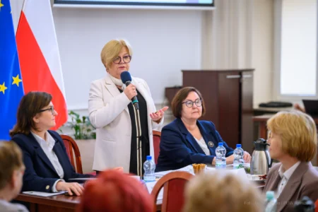 Zdjęcie przedstawia uczestników spotkania z seniorami