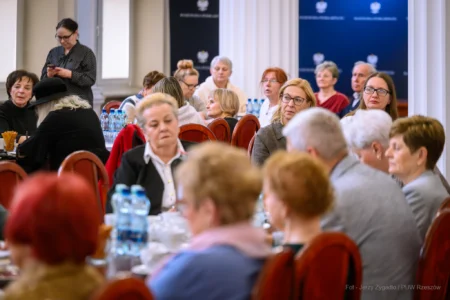 Zdjęcie przedstawia uczestników spotkania z seniorami