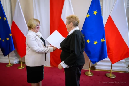 Zdjęcie przedstawia uczestników spotkania z seniorami