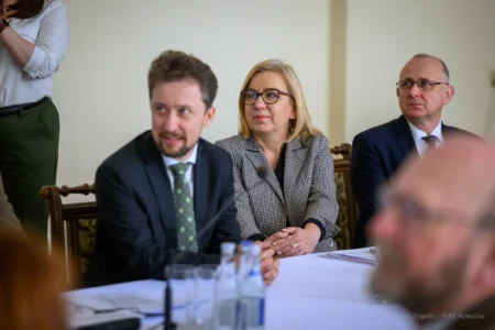 Zdjęcie przedstawia uczestników uroczystości w Regionalnej Dyrekcji Ochrony Środowiska w Rzeszowie