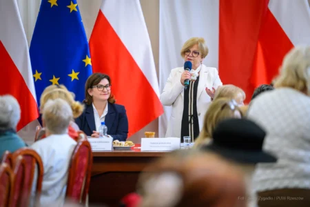 Zdjęcie przedstawia uczestników spotkania z seniorami