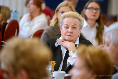 Zdjęcie przedstawia uczestników spotkania z seniorami