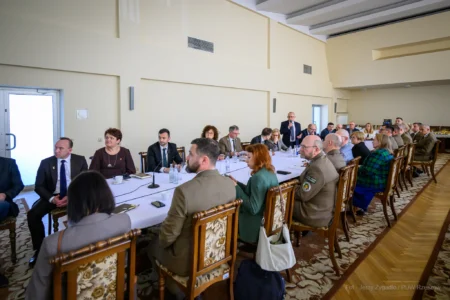 Zdjęcie przedstawia uczestników uroczystości w Regionalnej Dyrekcji Ochrony Środowiska w Rzeszowie