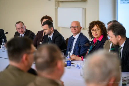 Zdjęcie przedstawia uczestników uroczystości w Regionalnej Dyrekcji Ochrony Środowiska w Rzeszowie