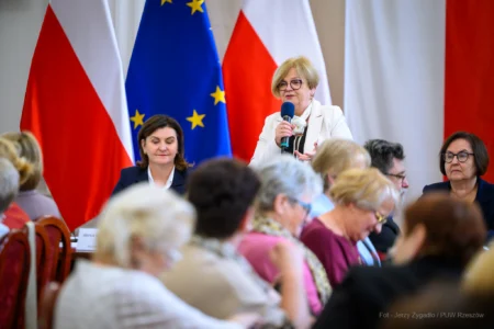 Zdjęcie przedstawia uczestników spotkania z seniorami