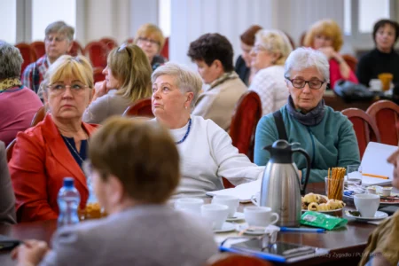 Zdjęcie przedstawia uczestników spotkania z seniorami