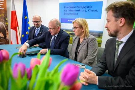 Zdjęcie przedstawia uczestników uroczystości w Regionalnej Dyrekcji Ochrony Środowiska w Rzeszowie