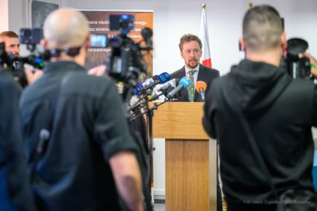 Zdjęcie przedstawia uczestników uroczystości w Regionalnej Dyrekcji Ochrony Środowiska w Rzeszowie