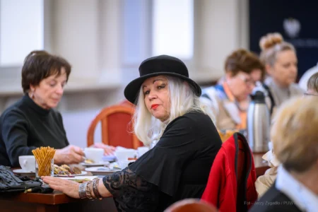 Zdjęcie przedstawia uczestników spotkania z seniorami