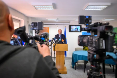 Zdjęcie przedstawia uczestników uroczystości w Regionalnej Dyrekcji Ochrony Środowiska w Rzeszowie