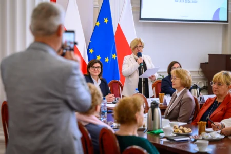 Zdjęcie przedstawia uczestników spotkania z seniorami