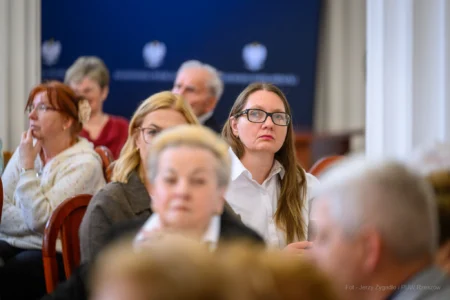 Zdjęcie przedstawia uczestników spotkania z seniorami