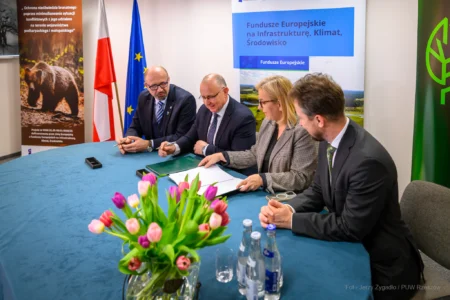 Zdjęcie przedstawia uczestników uroczystości w Regionalnej Dyrekcji Ochrony Środowiska w Rzeszowie