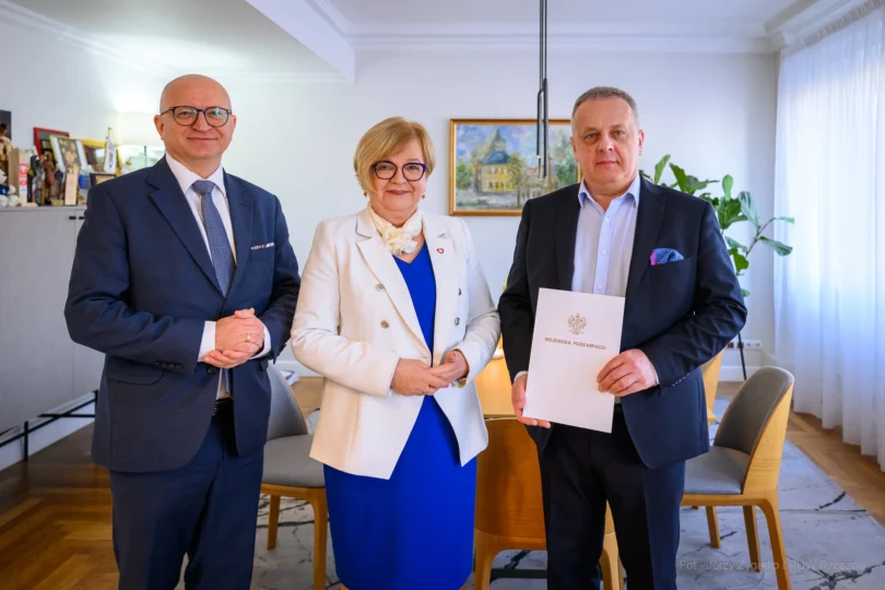 Zdjęcie przedstawia wojewodę podkarpackiego Teresę Kubas-Hul, dyrektora Biura Wojewody Jerzego Tabina - konsultanta wojewódzkiego w ochronie zdrowia Wojciecha Domkę